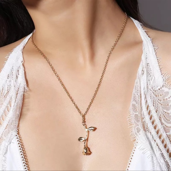 Silver rose 🌹 necklace - Picture 3 of 7